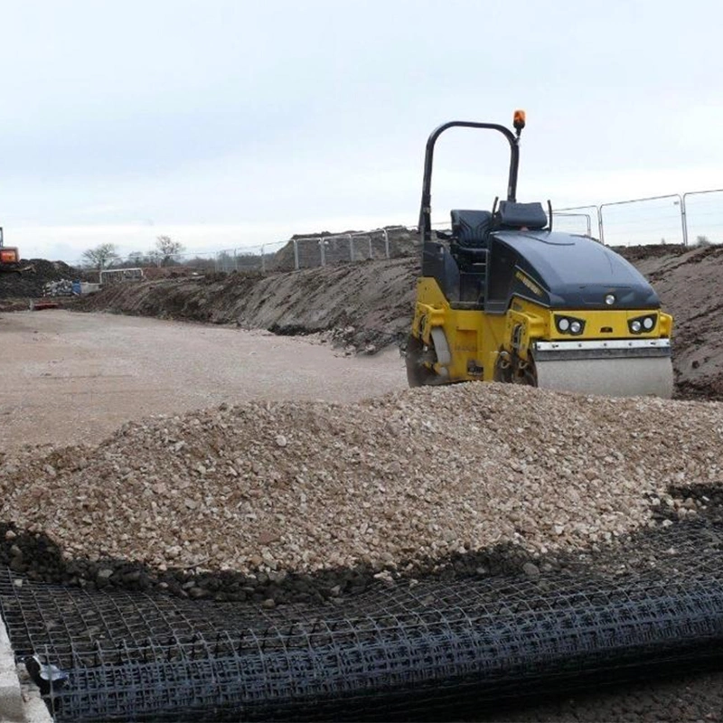 A inclinação do solo do ISO da fábrica mura a grade preta do cascalho de Geogrid 50-50kn do poliéster de grande resistência do reforço