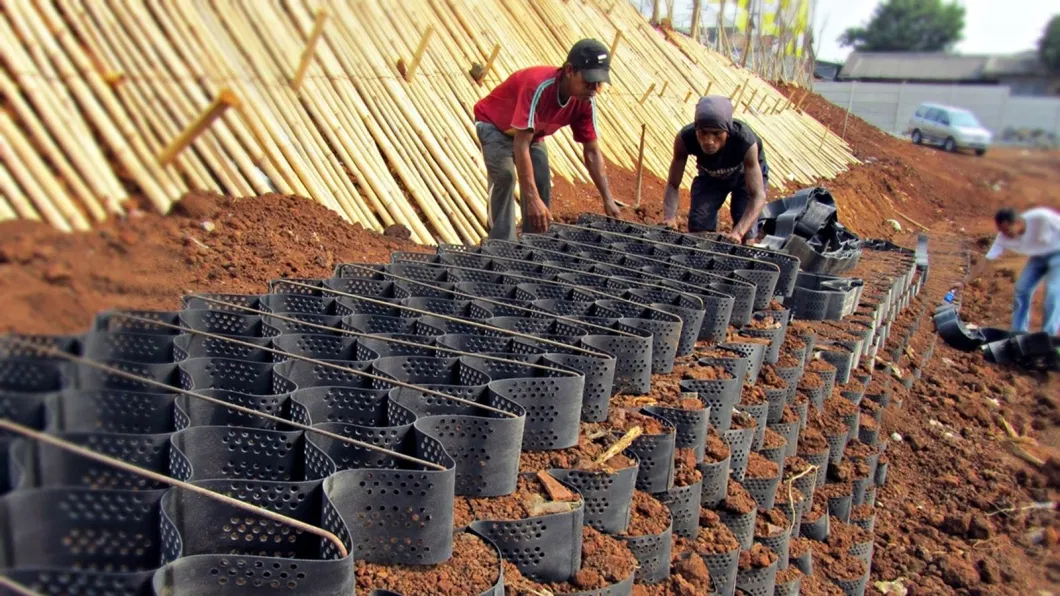 1.0mm - 1.6mm Geocell de HDPE resistente à oxidação para proteção da inclinação da estrada 3