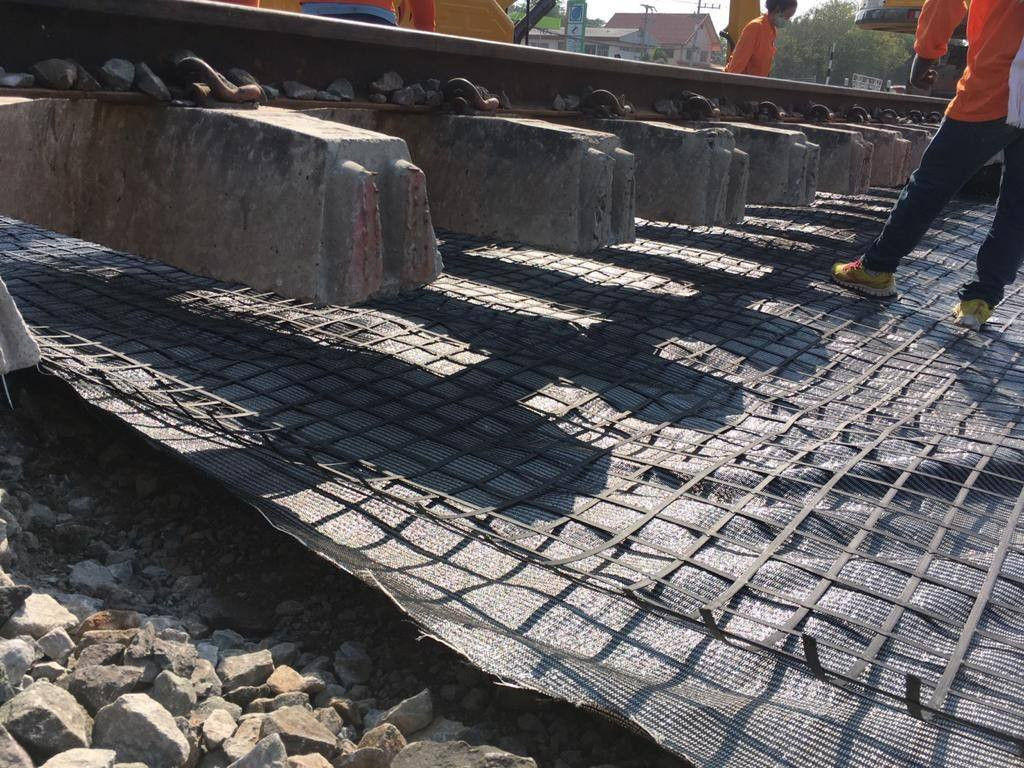Para a estrada a estrada de ferro para reforçar a urdidura biaxiaa do poliéster do ANIMAL DE ESTIMAÇÃO do baixo preço da grade do geo da entrada de automóveis fez malha o geogrid