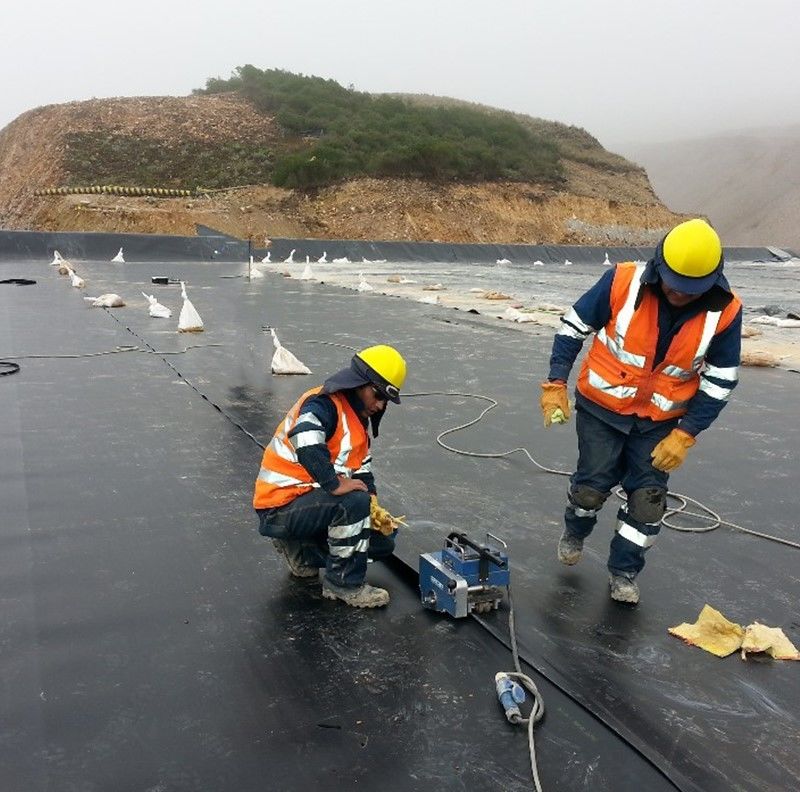 Geomembranas de polietileno de alta densidade (HDPE) revestimentos negros resistentes aos raios UV revestimento de lagoa de polietileno para contenção de aterros sanitários 1,5 mm espessura Geomembrana 500N resistência à tração
