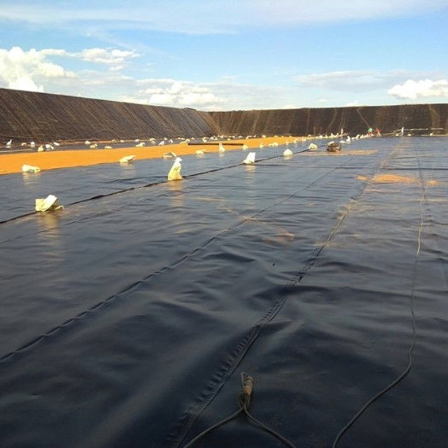 Geomembrana de HDPE de alta resistência com longa vida útil para instalações de tratamento de águas residuais, projetos de bioenergia e tanques industriais de armazenamento de água