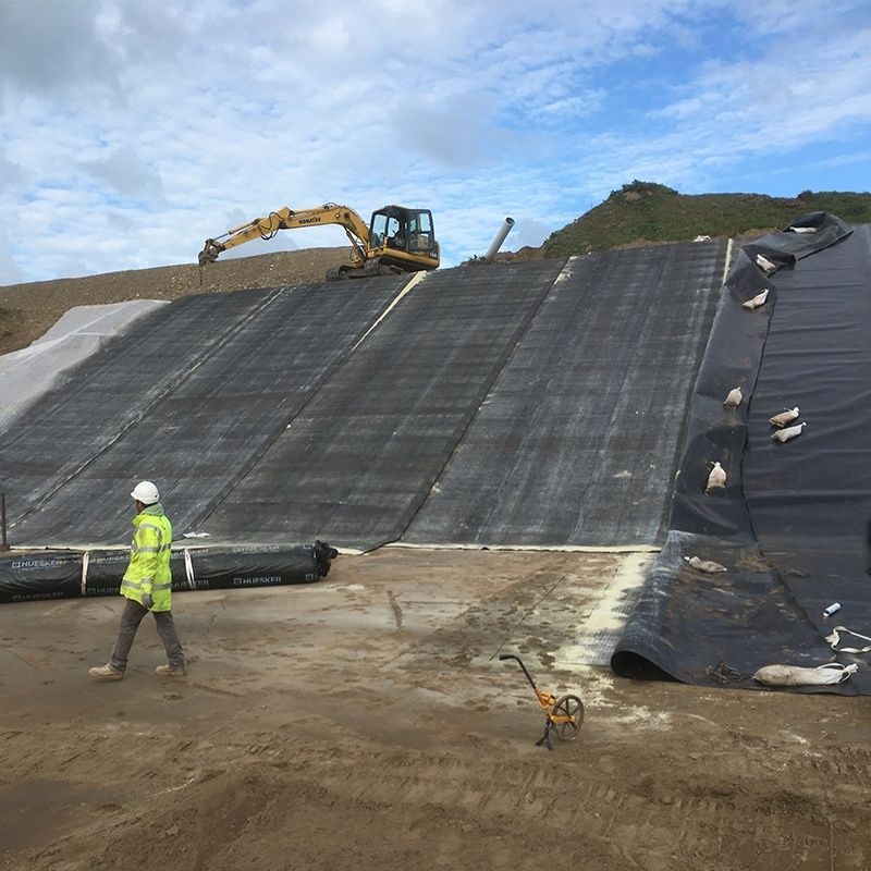 Geomembrana de HDPE preta durável para lagoas, de 0,5 mm a 2 mm, para tanques de peixes circulares, tanques de água para aquicultura e aplicações de impermeabilização de barragens