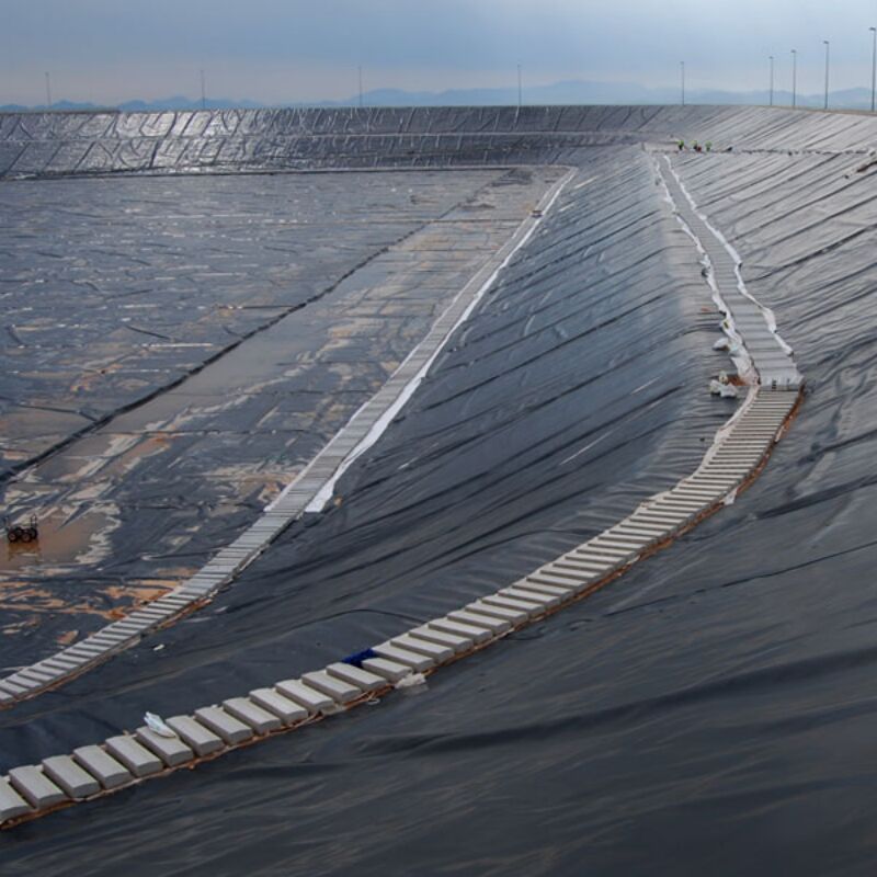 Geomembrana industrial de HDPE de 0,75 mm para aplicações de impermeabilização de lagoas de piscicultura, barragens e aterros sanitários